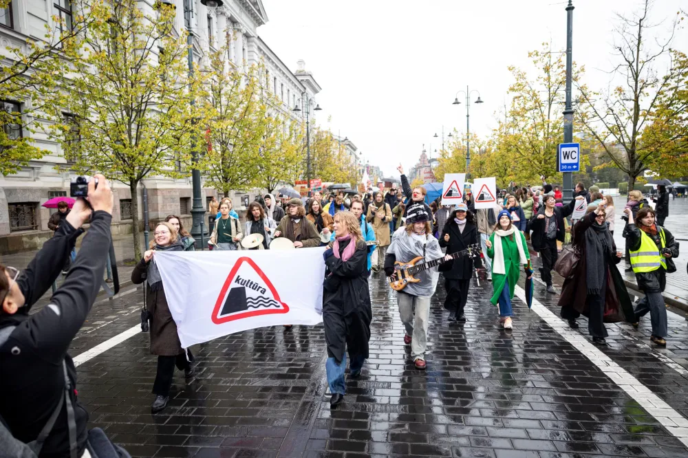 „Priešinsimės Sakartvelo, Slovakijos ir kitiems panašiems scenarijams“: kultūros bendruomenė susivienijo įspėjamajame streike