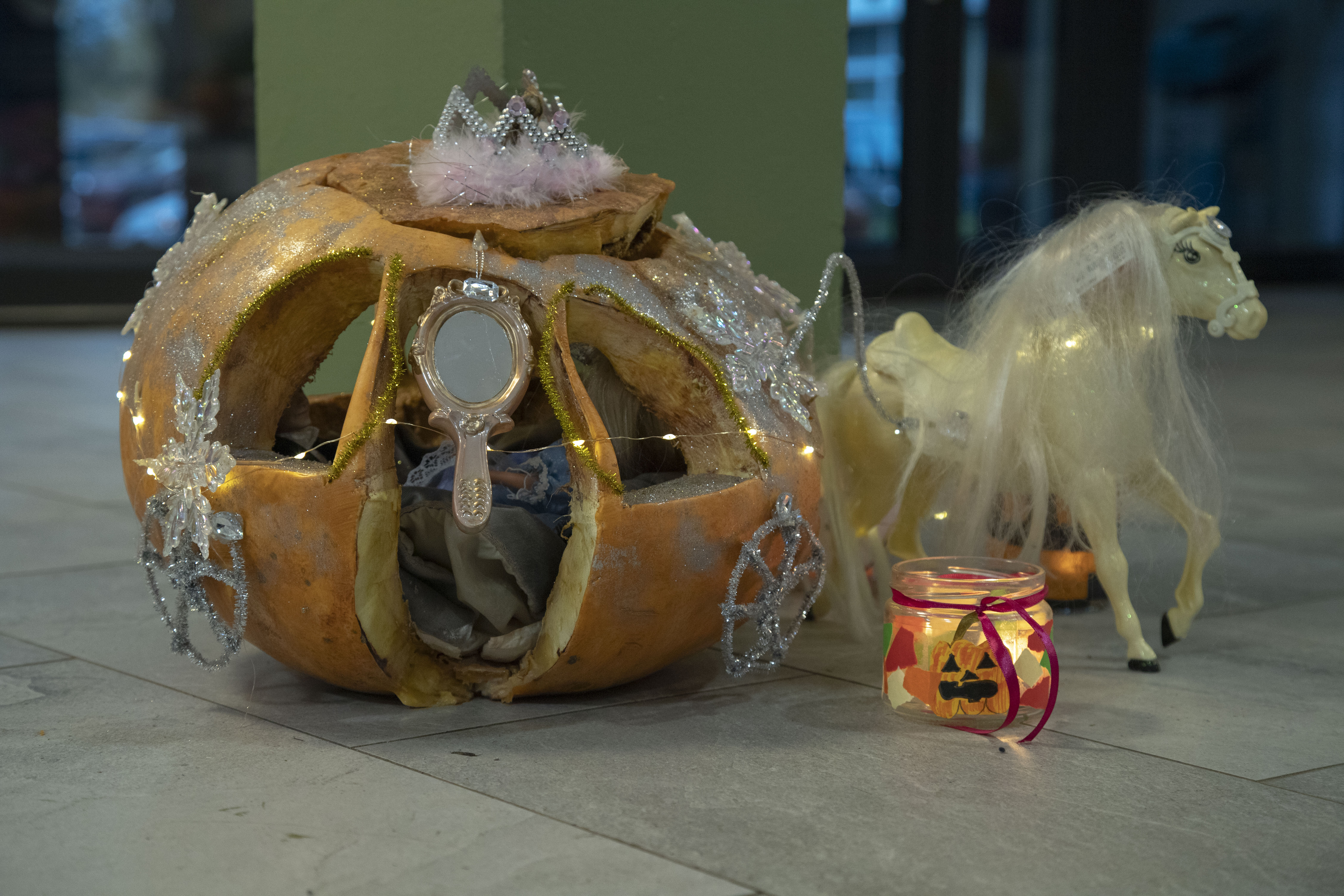 Iniciatyva suvienijo bendruomenę: „Smeltės“ progimnazija nušvito moliūgais