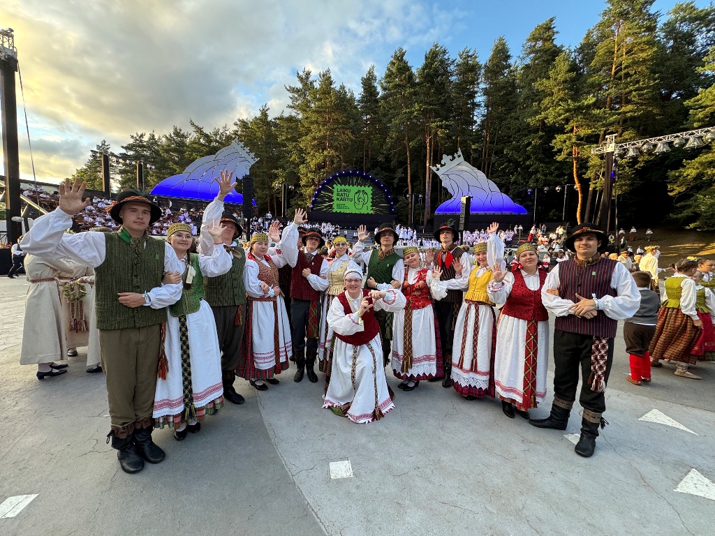 Jaunimo folkloro ansamblis „Dobilia“ – lietuvių tautos kultūros atspindys - Alio Jonava