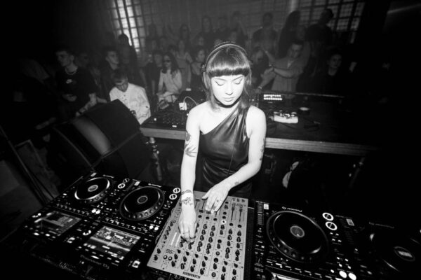 Festivalyje „Mažinam atstumą“ pasirodys populiari didžėjė iš Vilkaviškio