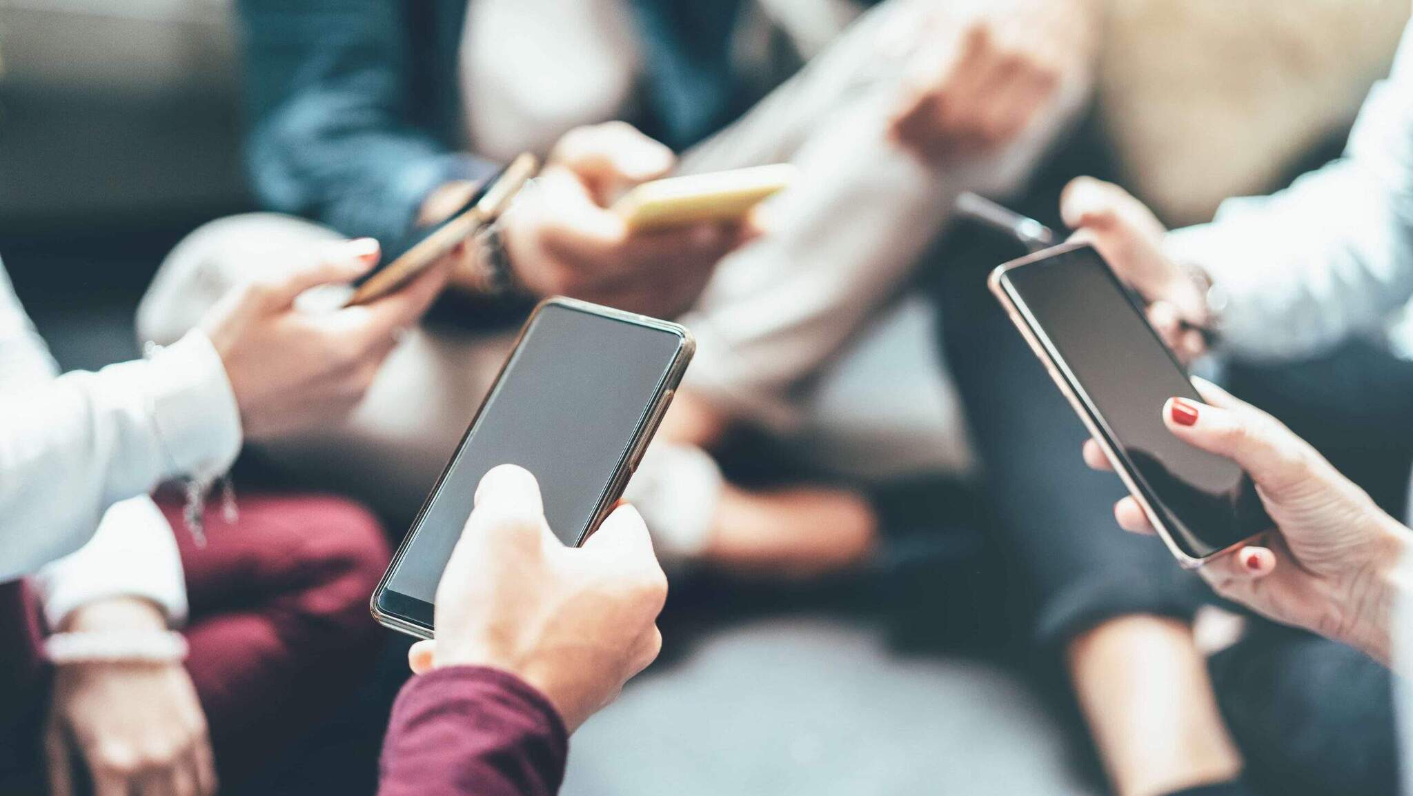 Socialinių tinklų spąstai: kur baigiasi įprotis ir prasideda priklausomybė?