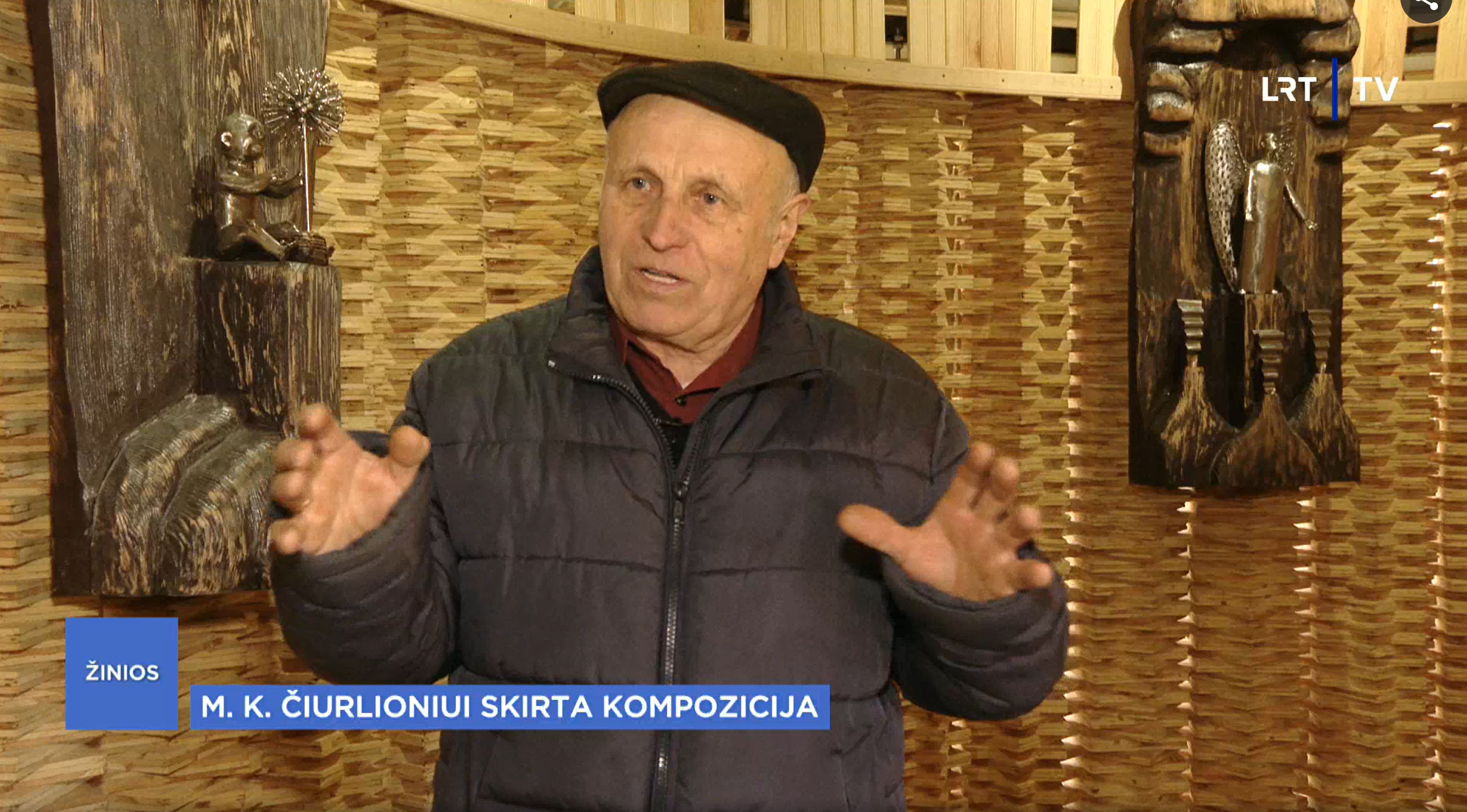 Medžio drožėjas Česnulis pristato kompoziciją Čiurlionio 150-osioms gimimo metinėms