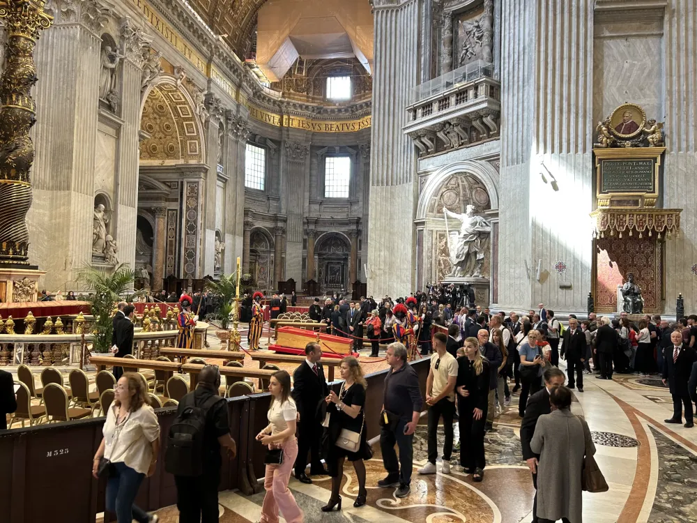 „Dėkojame už popiežiaus gyvenimą“: tūkstančiai žmonių plūsta atsisveikinti su Pranciškumi