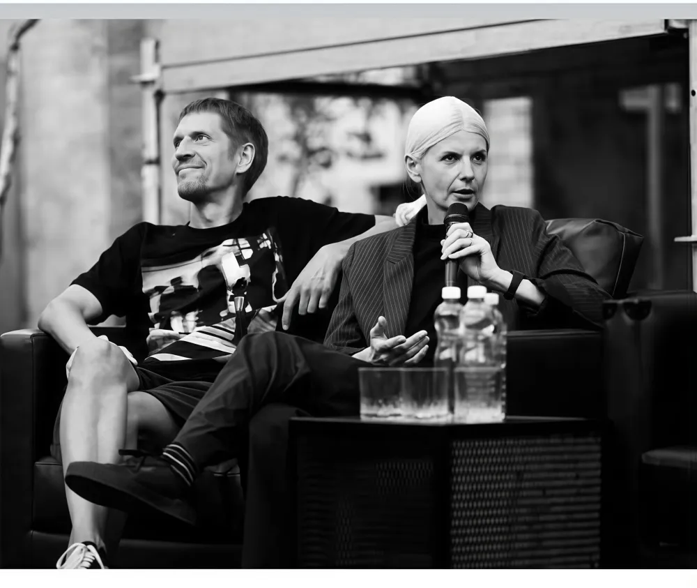 Trys juostelės ir greičio akiniai: klubinės mados kronikos iš pirmų rankų