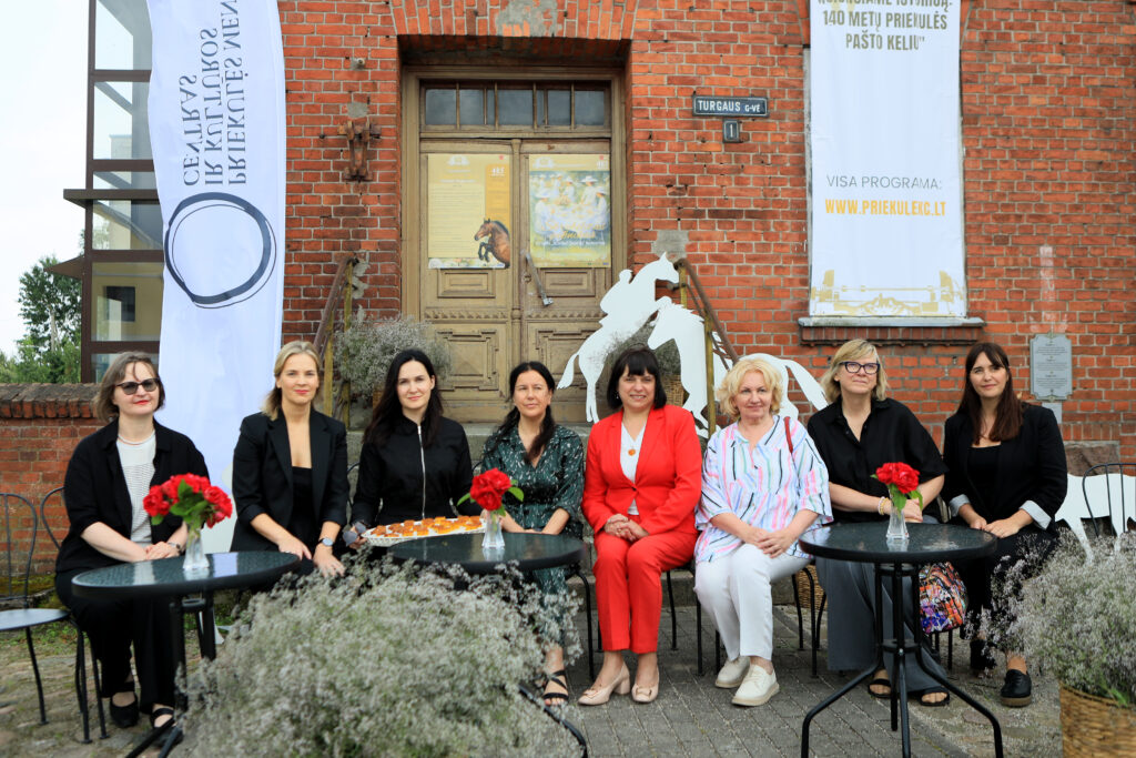 Rožėmis ir kafija kvepianti 485-erių Priekulė šviečia prasminga švente