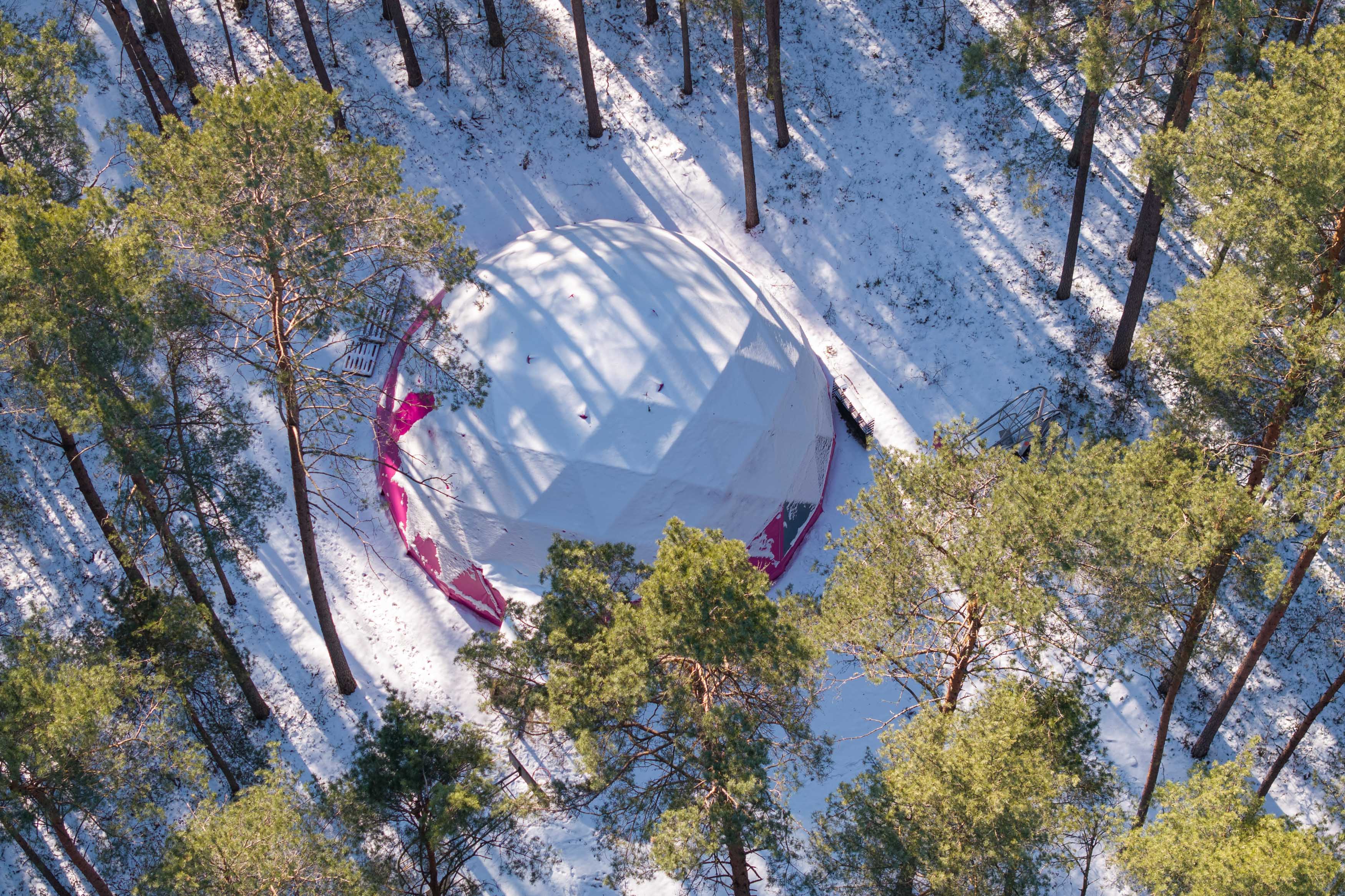 Unikalioje Lietuvos vietoje pakvipo skandalu: valstybiniame miške lyg niekur nieko ėmė ir išdygo nelegalus statinys