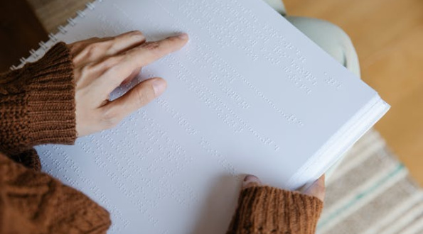 „Būti kartu“. Kaip parodyti neregiui kelią?