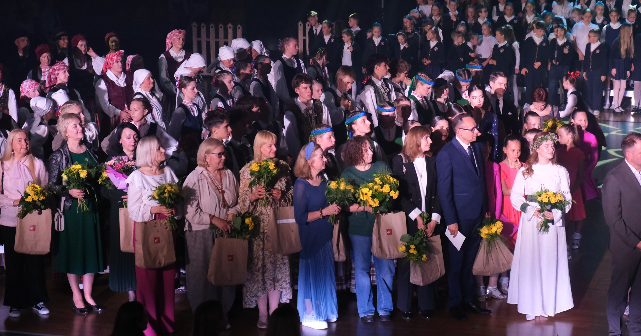 Arenoje nuaidėjo vaikų dainų ir šokių šventė