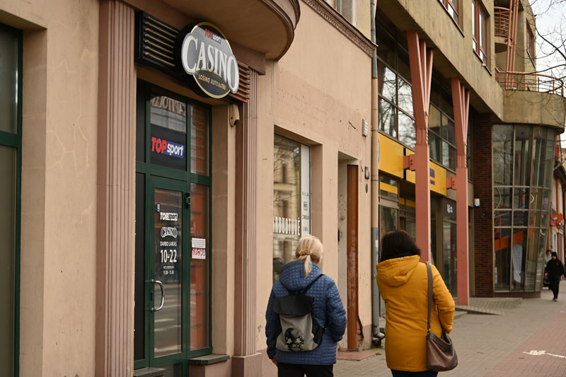 Priklausomybės šešėlyje: kai meilė ir pasitikėjimas tampa lošimu