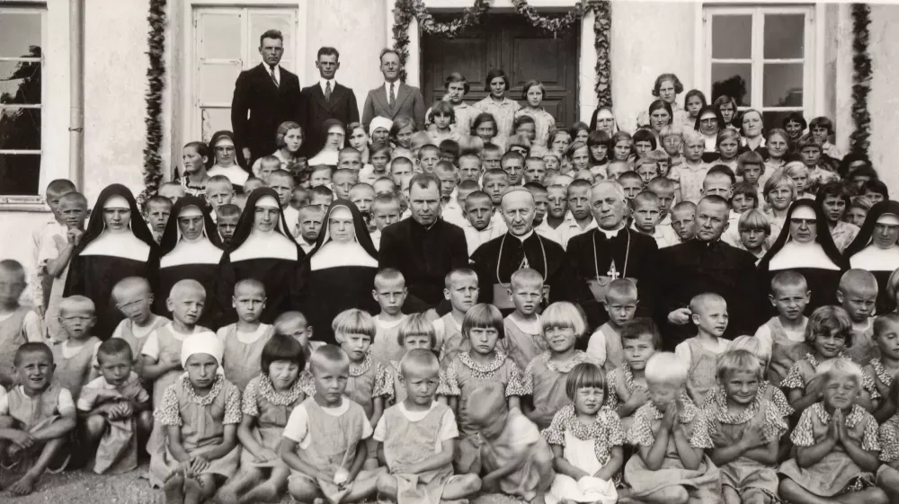 Vyskupas Teofilius ir du jo bičiuliai kunigai – Mykolas Bugenis ir slovakas Vendelinas Javorka SI