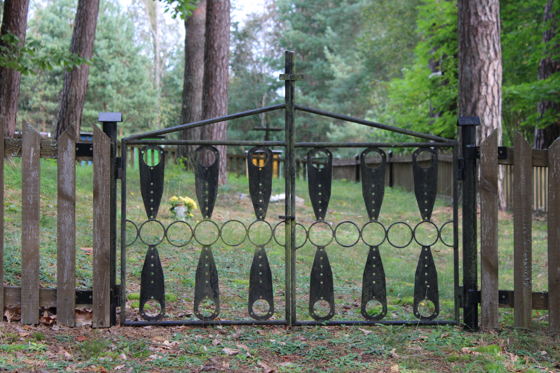 Vaikai, supleškinę pusę kaimo, kaip tarnas dvarą gavo, vieninteliai kaimo obuoliai ir pusbankiuke sutilpę šilti atsiminimai, pagardinti Labanorinės riešutais