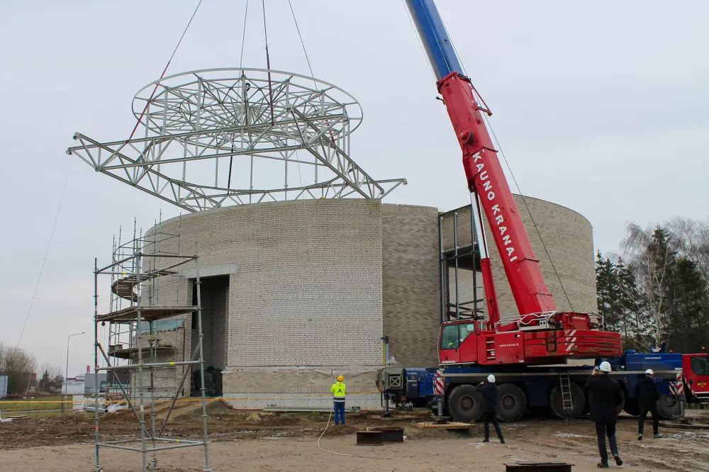 Ant statomos Giraitės bažnyčios užkeltas stogas: „Ji stovės ant supiltos kalvos, ir ta žibinto šviesa spindės nuo kalno“