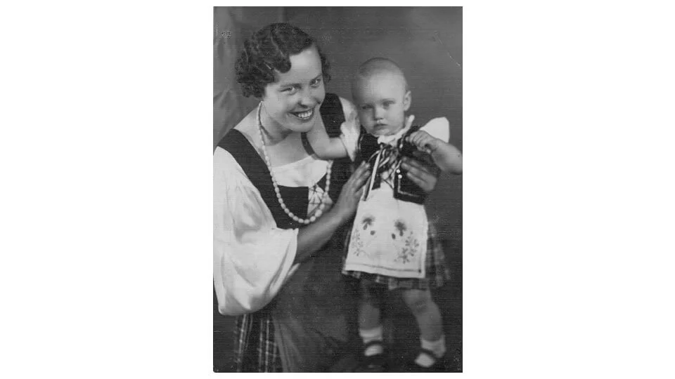 Moteris tarpukariu: idealizuotas motinos paveikslas ir kasdienybė