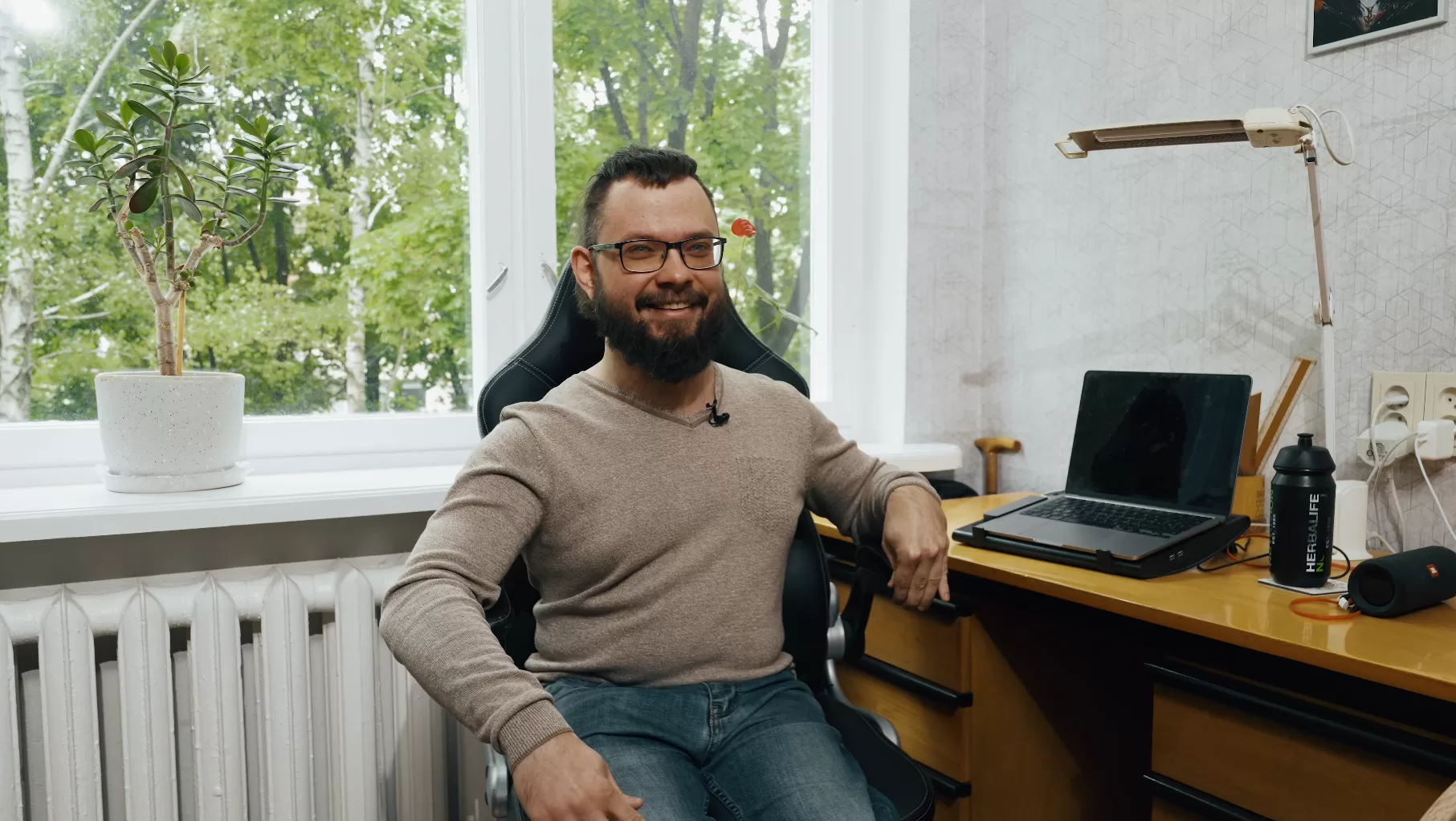 Cerebrinį paralyžių turintis vertėjas Matas: „Šeima visada sakė, kad plytų nenešiosiu, todėl turiu kažką veikti su galva“