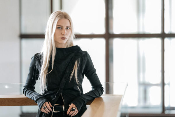 Jauna kostiumų dizainerė atranda save teatre ir madoje