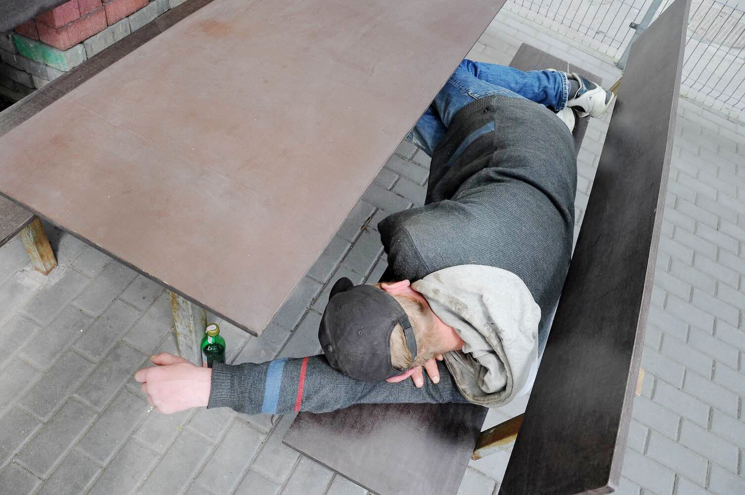 Priklausomybių paveikslas šiandien: tradiciniai „velniai“ į puotą kviečia naujokus