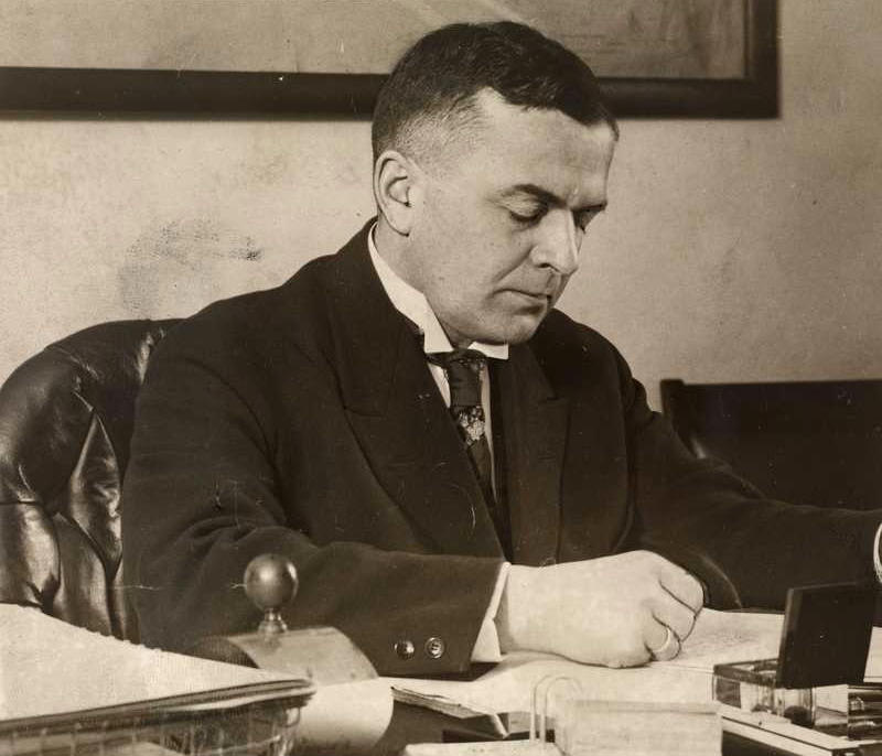 Šalia „prezidentinės algos“ – ir dideli nuompinigiai