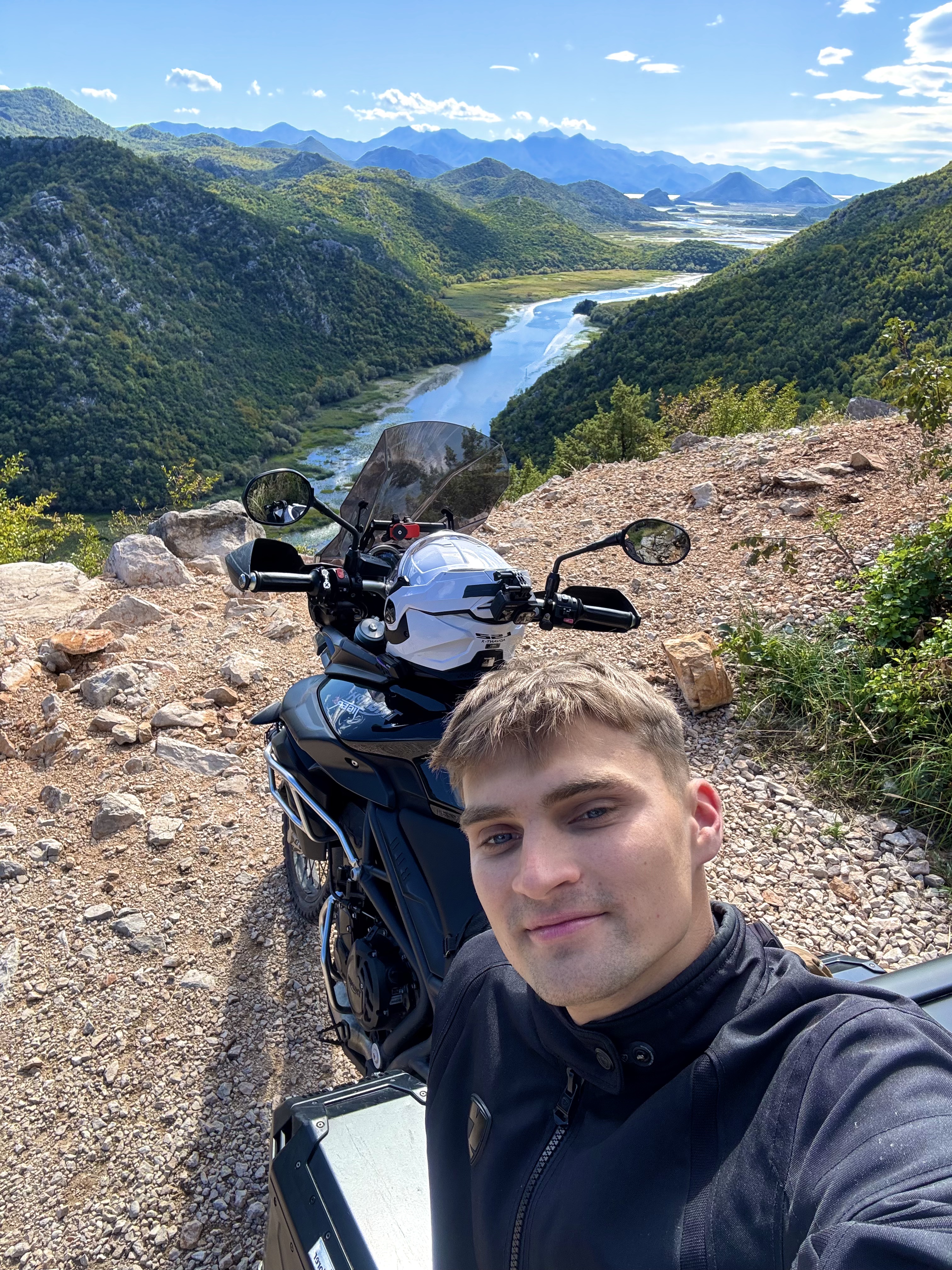 Mo­to­cik­lu – per vi­są Senąjį žemyną