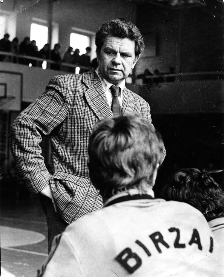 Vladas Garastas Biržuose, sporto salėje, apie 1977-1978 metus. Fotografas Zenonas Me&scaron;kauskas. Nuotr. Muziejaus &bdquo;Sėla&ldquo;