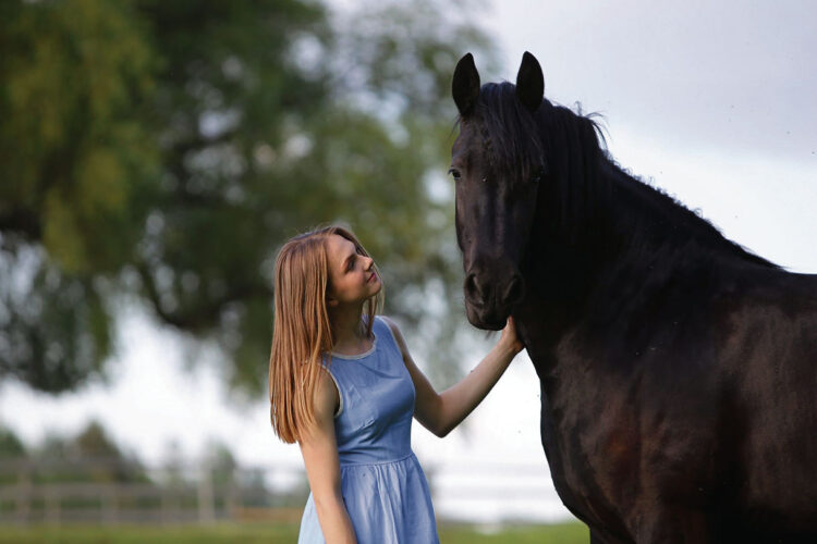 Nuo vaikystės Sintija turi stiprų ry&scaron;į su žirgais. Deja, dėl didelio užimtumo ji Biržuose ir &scaron;eimos žirgyne &ndash; reta vie&scaron;nia. Nuotr. asmeninio albumo