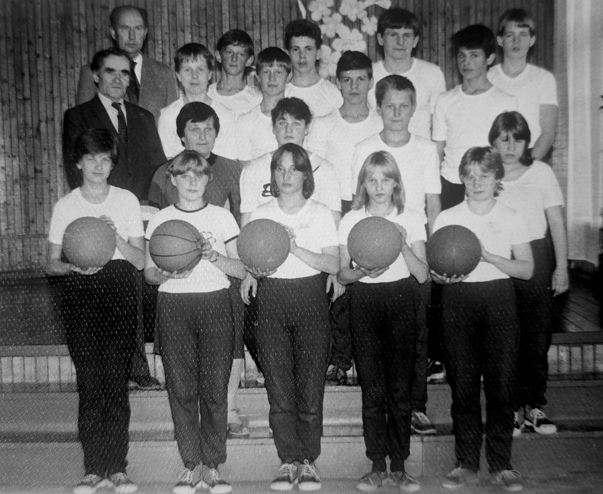 J. Janonio vidurinės mokyklos-internato 1984 m. „Drąsūs, stiprūs, vikrūs“ mokinių komanda. Mokytojai Laimsteras Liutkus, Mykolas Styra (pirmas iš kairės vidurinėje eilėje), Adelė Liutkienė. Nuotr. Biržų „Saulės“ gimnazijos muziejaus