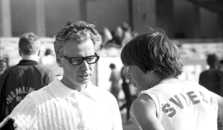 Vilniaus pedagoginio instituto treneris Povilas Karoblis dirbo su gabiausiais &scaron;alies bėgikais. Nuotr. Alfredo Pliadžio