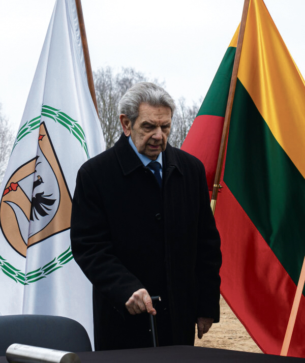 Į Biržuose statomo Vlado Garasto vardu pavadinto sporto ir sveikatingumo centro pamatus treneris įkasė laiko kapsulę su lai&scaron;ku ateities kartoms. Nuotr. Biržų rajono savivaldybės