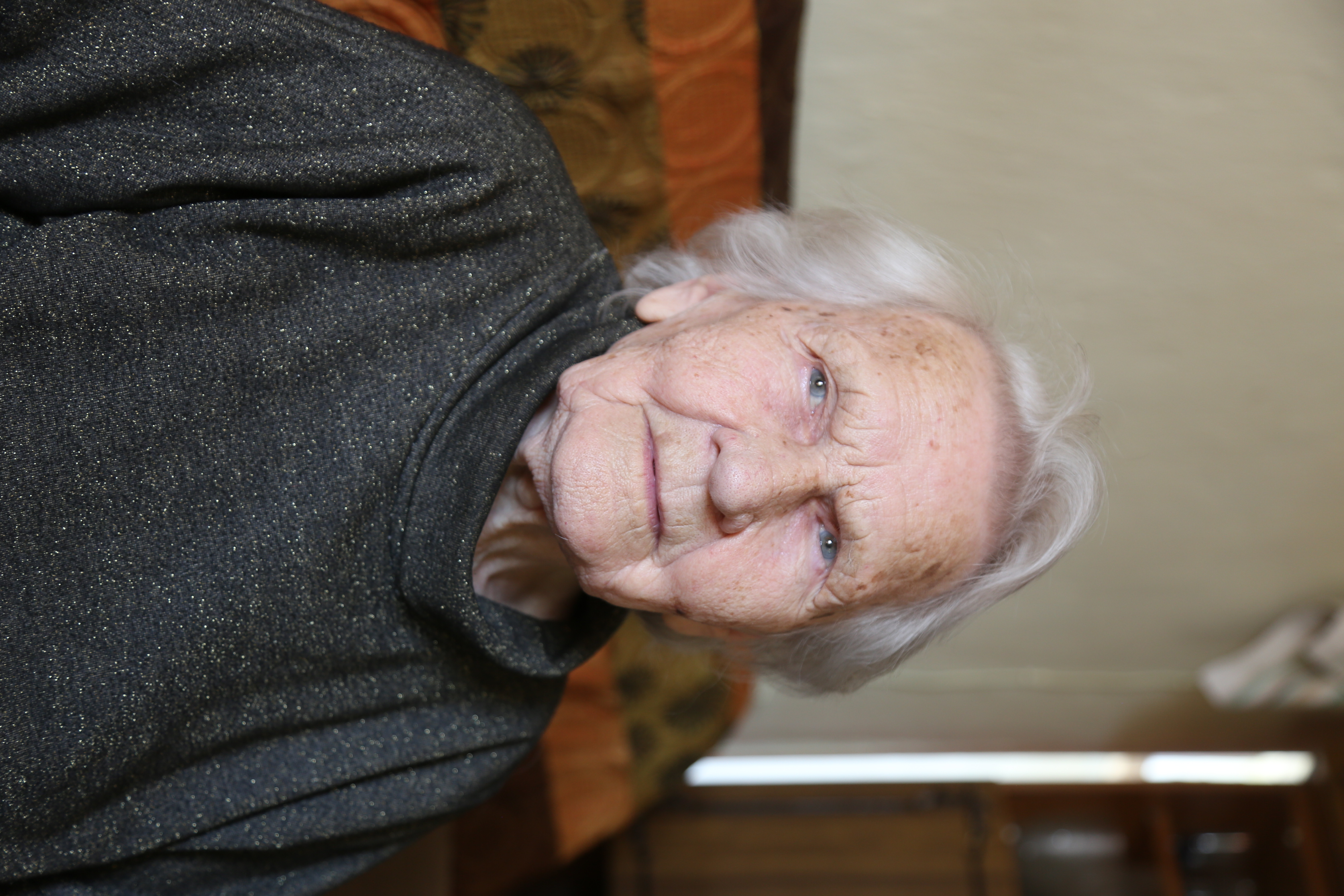 Sulaukusi beveik &scaron;imto metų Marijona Kurpienė pasižymi stebėtina atmintimi, o viena Tauti&scaron;kio gyventoja laukininke tarybiniame ūkyje dirbusią moterį pavadino geležine