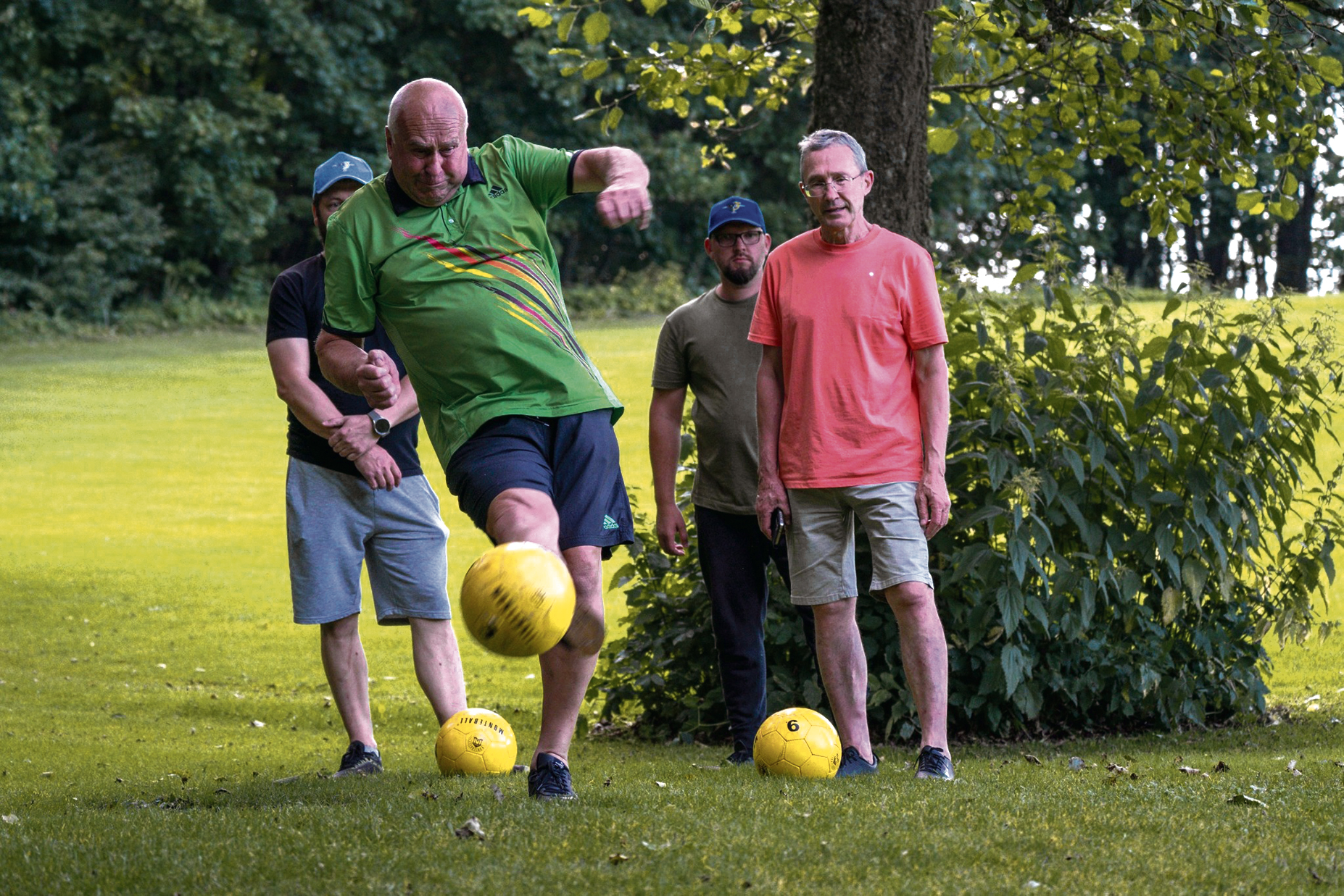 &bdquo;Monteball&ldquo; sugalvojęs Sigitas Kalkys (de&scaron;inėje) užsiima ne tik žaidimo plėtojimu bei čempionatų rengimu. Jis žaidžia pats, taip pat propaguoja vaik&scaron;čiojimą, sveiką gyvenseną. Nuotr. asmeninio albumo