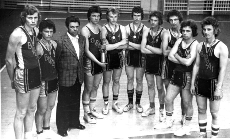 Biržų jaunių komanda, vadovaujama trenerio V. Garasto, XXVII-oje moksleivių spartakiadoje i&scaron;kovojo aukso medalius. 1977 m. Nuotr. Muziejaus &bdquo;Sėla&ldquo;