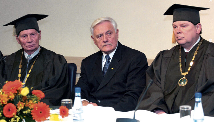 Povilas Karoblis, Lietuvos prezidentas Valdas Adamkus, Lietuvos tautinio olimpinio komiteto garbės prezidentas Artūras Poviliūnas. Nuotr. Alfredo Pliadžio