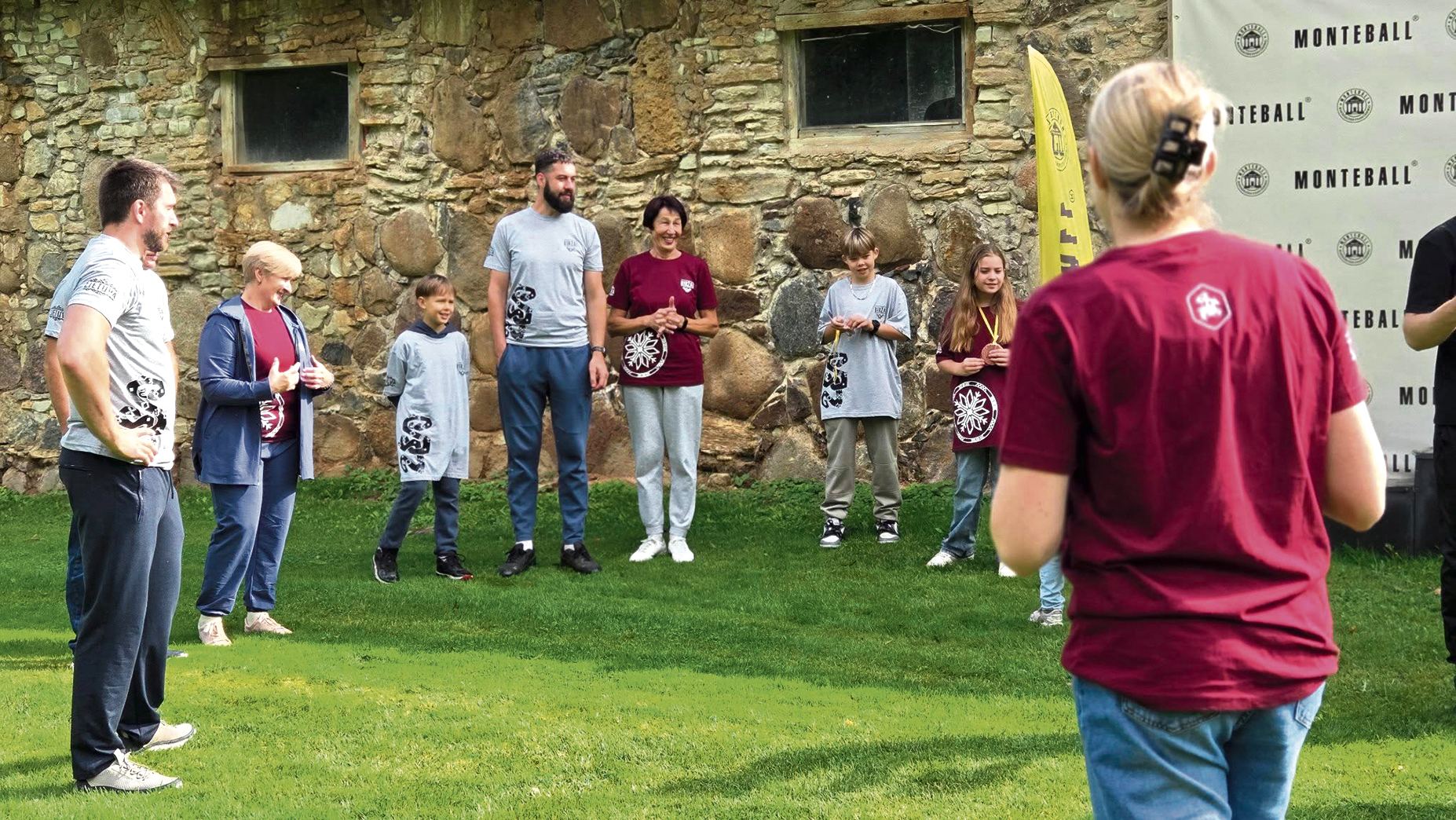 S. Kalkys pažymi, kad žaidimas yra tiesiog skirtas visiems. Kamuolį į duobutę su dideliu noru spiria vaikai, &bdquo;Monteball&ldquo; tinka &scaron;eimoms ir vyresnio amžiaus žmonėms, nes žaidimui nereikalingas specialus fizinis pasiruo&scaron;imas. Nuotr. asmeninio albumo