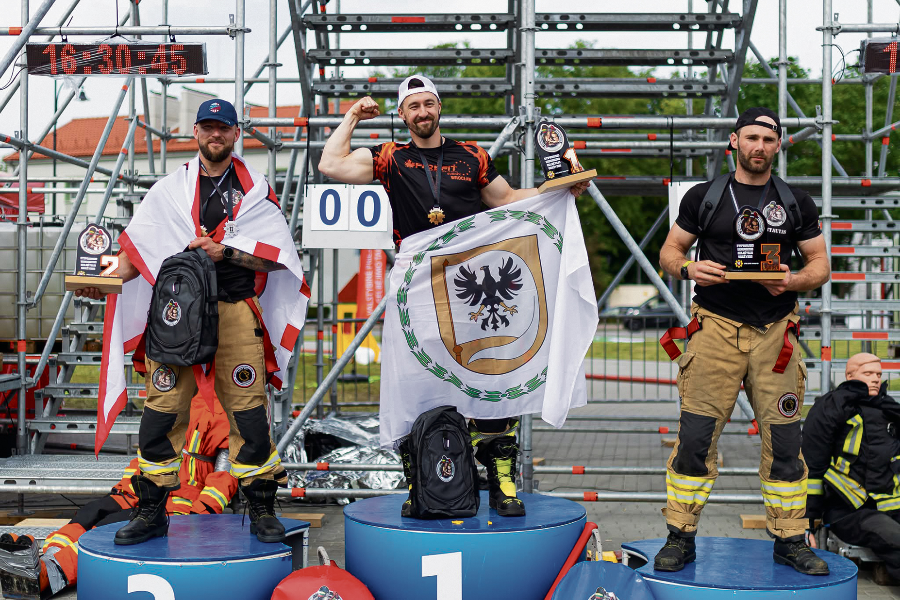 Varžybose Lietuvoje ir užsienyje ant nugalėtojų pakylos dažnai suplevėsuoja Biržų vėliava. Nuotr. asmeninio albumo