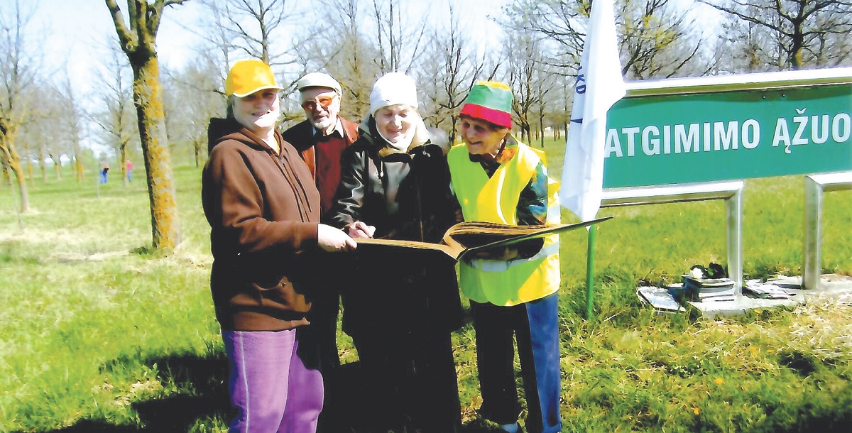 Kol sveikata leido, Janina Me&scaron;kauskienė kone kasmet kra&scaron;tiečius entuziastingai burdavo ąžuoliukų sodinimo talkai/. &bdquo;Rinkos aik&scaron;tės&ldquo; archyvo nuotr.