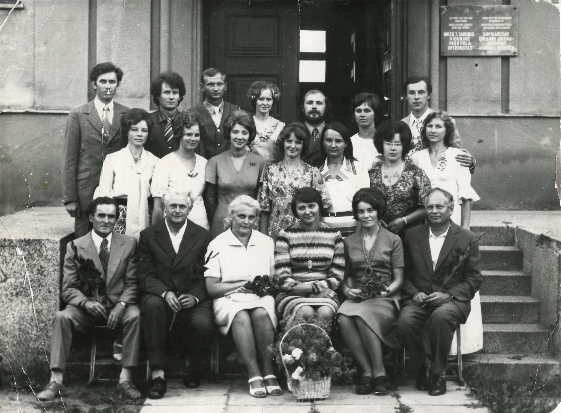 Biržų J. Janonio vidurinė mokykla-internatas (dabar „Saulės“ gimnazija) 1968 m. laidos klasės draugų susitikimas, įvykęs 1975 m. Mokytojas M. Styra sėdi pirmas iš kairės. Nuotr. Biržų krašto muziejaus „Sėla“