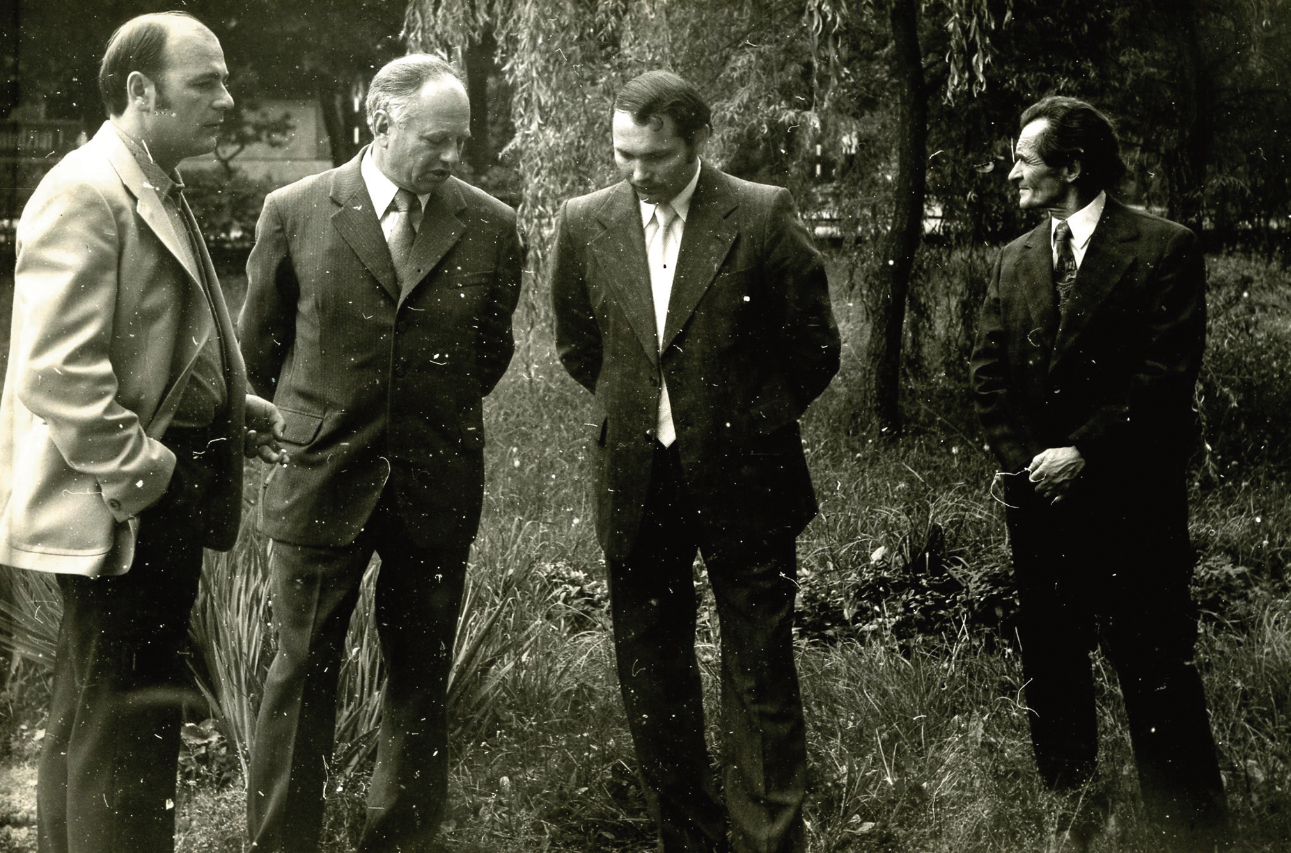 Klasės susitikimas. Prie mokyklos pasodinto gluosnio stovi iš kairės: H. Varkalys, mokytojas J. Pilėnas, B. Vinciūnas, mokytojas M. Styra. Nuotr. Biržų „Saulės“ gimnazijos muziejaus