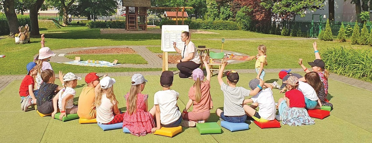 Greta Stundžienė su savo ugdytiniais vienos i&scaron; veiklų metu./Asmeninio archyvo nuotr