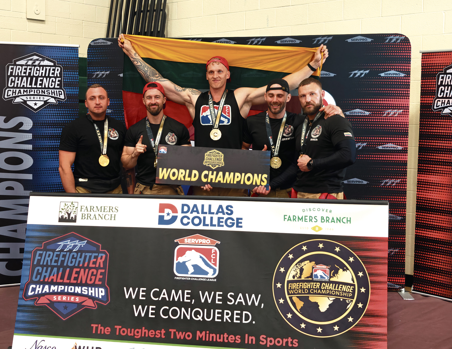 Romualdas Vilimas (antras i&scaron; kairės) JAV vykstančiose stipriausiojo pasaulio ugniagesio varžybose dalyvavo keturis kartus. Tris kartus su Lietuvos komanda tapo pasaulio čempionu. Nuotr. asmeninio albumo