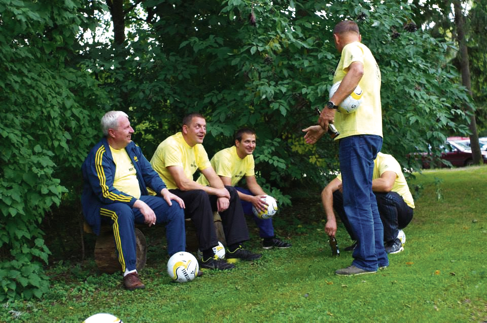 2010 metų rugpjūtis. Vieni pirmųjų &bdquo;Monteball&ldquo; žaidėjų geltoną kamuolį į duobutes tebemu&scaron;inėja ir &scaron;iandien. Jie susibūrė į klubą &bdquo;Montygaila&ldquo;. Nuotr. asmeninio albumo
