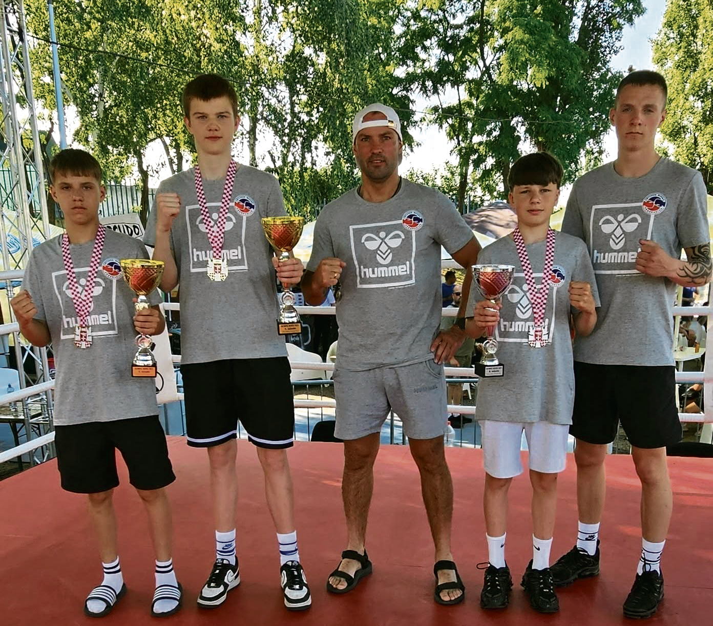 Biržiečių boksininkų komanda: Vakaris Kiseliūnas, Karolis Jakubonis, treneris Virgilijus Stapulionis, Domantas Kulbis ir Nojus Stani&scaron;auskas. Nuotr. asmeninio albumo