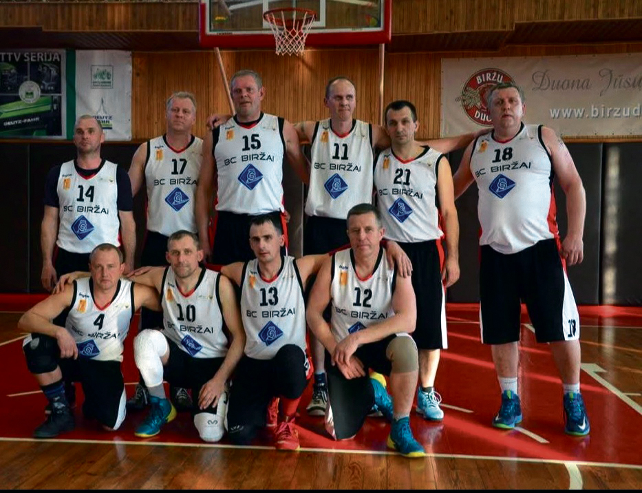 Dalius Tatoris (stovi pirmas i&scaron; kairės) su Biržų veteranų krep&scaron;ininkų komanda. Nuotr. asmeninio albumo