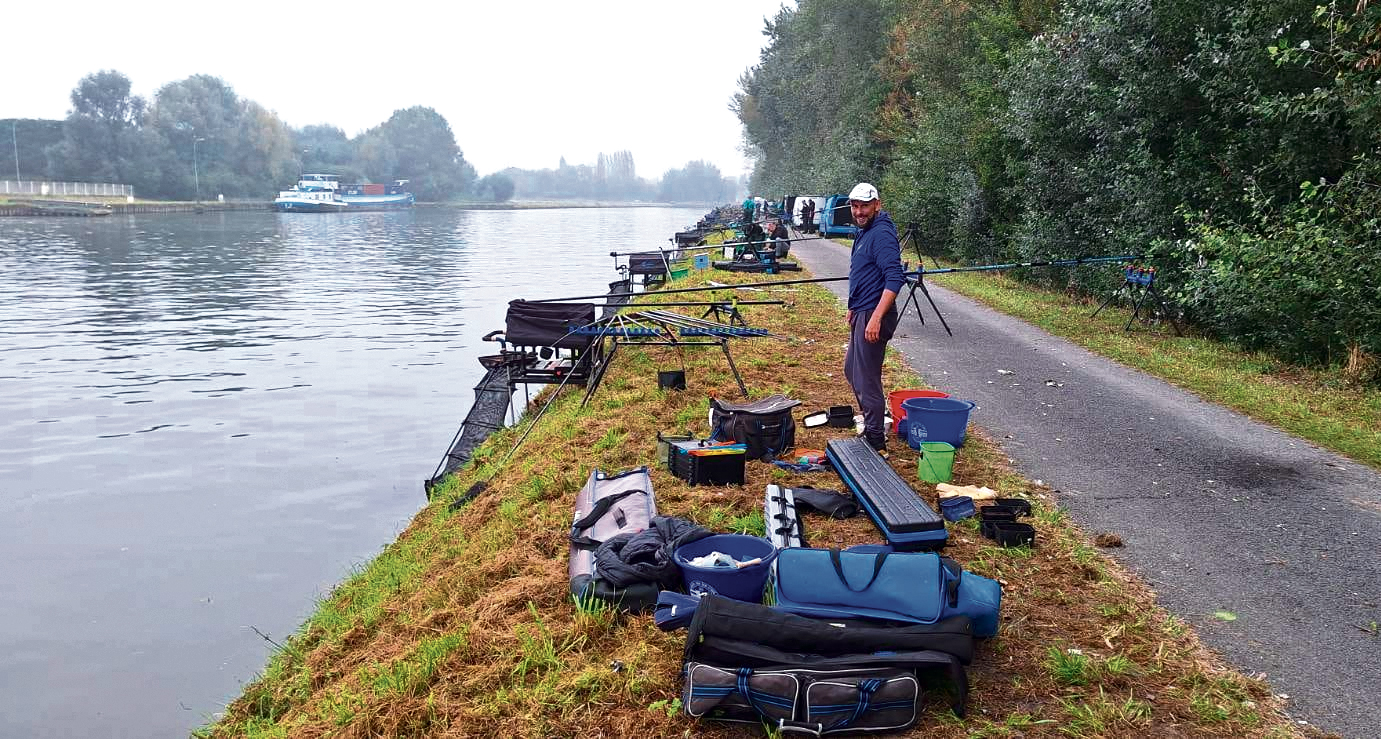 Pasiruo&scaron;imas varžyboms. Visa įranga ir daiktai turi būti sudėlioti taip, kad juos galėtum pasiekti neatitraukdamas akių nuo plūdės. Nuotr. asmeninio albumo