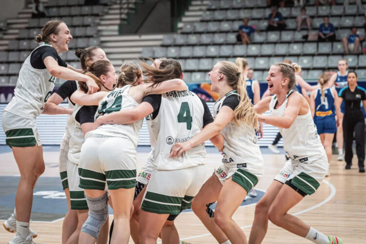 Didžiausią euforiją Sintija Auk&scaron;tikalnytė (kairėje) su visa komanda patyrė po sunkios pergalės pusfinalyje prie&scaron; &Scaron;vediją. Nuotr. fiba.basketball