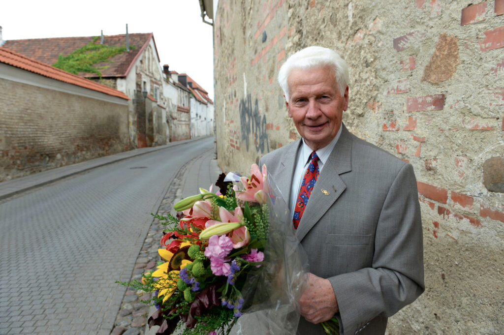 Nuo pirmųjų iki paskutiniųjų studijų dienų P. Karoblis studentų atmintyje i&scaron;liko kaip i&scaron;kili, empati&scaron;ka asmenybė. Jo paskaitos ir pratybos buvo patrauklios, pasižymėjo giliu dalyko žinojimu. Nuotr. Alfredo Pliadžio