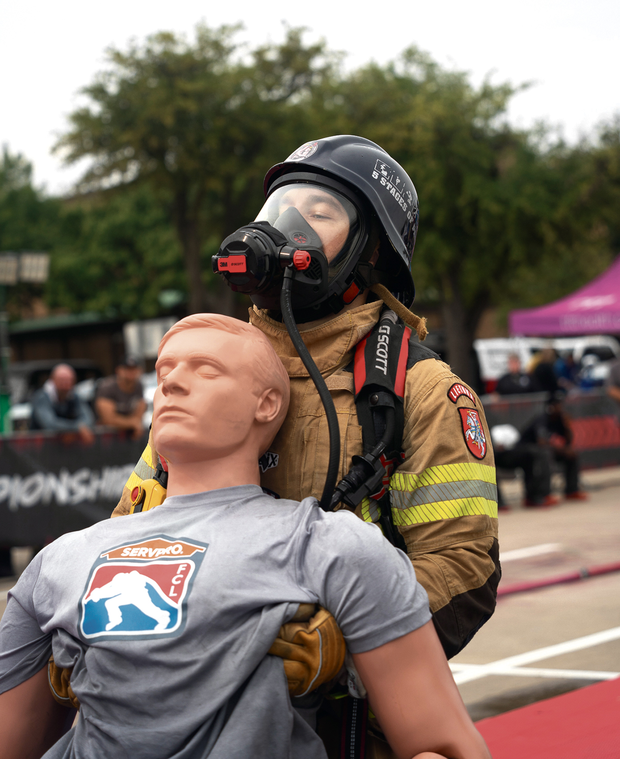 Ugniagesiai imituoja realią situaciją, estafetė reikalauja milžini&scaron;kos fizinės i&scaron;tvermės ir jėgos. Nuotr. asmeninio albumo