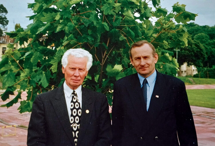 Dviejų skirtingų laidų Papilio mokyklos abiturientus gyvenimas ilgiems metams suvedė bendram darbui ir draugystei. Povilas Karoblis ir Audronius Vilkas. Nuotr. asmeninio albumo