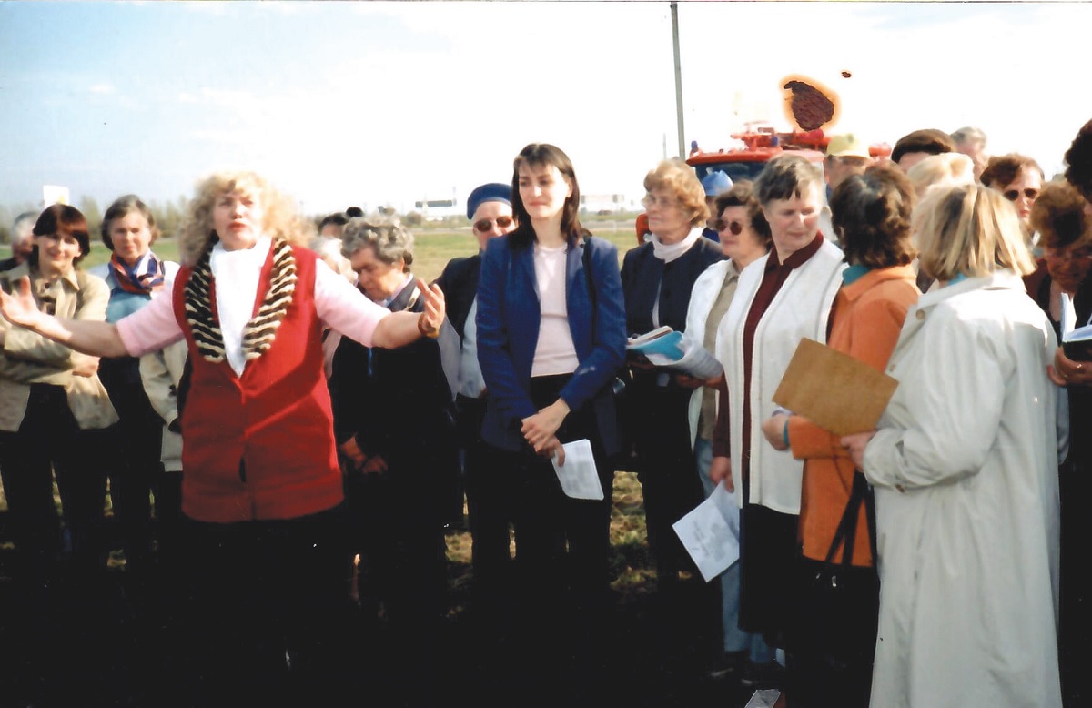 Kol sveikata leido, Janina Me&scaron;kauskienė kone kasmet kra&scaron;tiečius entuziastingai burdavo ąžuoliukų sodinimo talkai/. &bdquo;Rinkos aik&scaron;tės&ldquo; archyvo nuotr.
