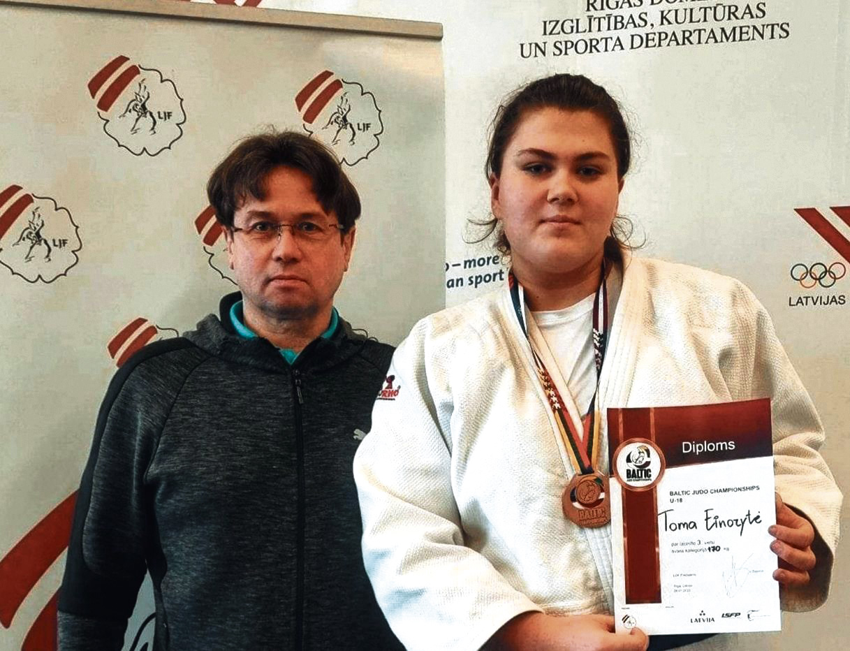 Treneris su buvusia auklėtine Toma Einoryte, kuri savo pergalėmis garsino ne tik Biržus, bet ir Lietuvą.  Nuotr. asmeninio albumo