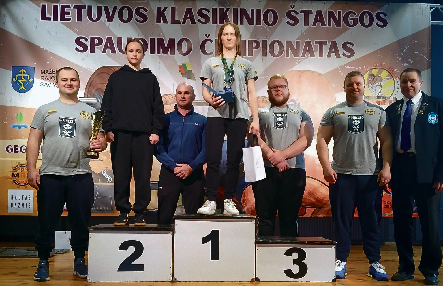 Biržų komanda: Paulius Morkvėnas, Kamilė Tatorytė, Dalius Tatoris, Gabrielė Blaževičiūtė, Valdas Vasiliauskas, treneris Kostas Solovjovas ir Lietuvos jėgos trikovės federacijos prezidentas Erlandas Petrauskas. Nuotr. sporto klubo &bdquo;Jėga&ldquo;