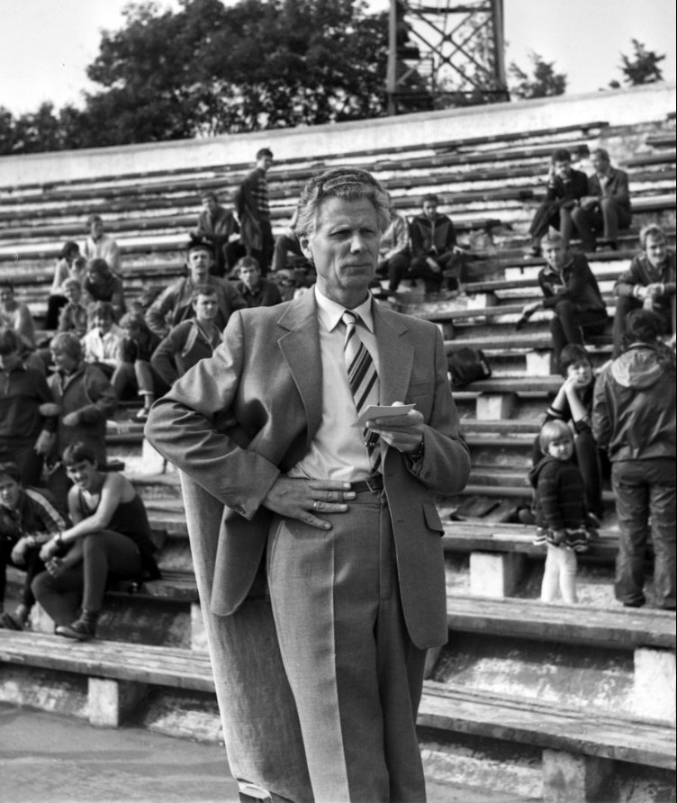Profesorius Povilas Karoblis buvo ne tik žymus treneris, sporto mokslininkas, be ir daugelio renginių, varžybų organizatorius bei vedėjas. Nuotr. Alfredo Pliadžio
